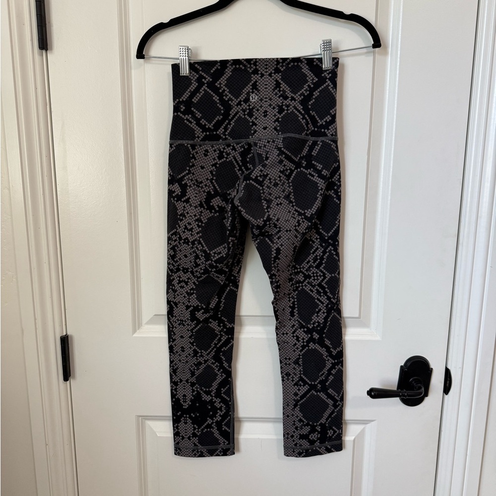 Lululemon Great Price! Black and Gray Graphic Leggings. Size 4 - Picture 3 of 8